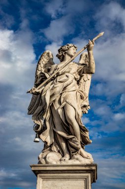 Roma İmparatoru Hadrian 'ın mozolesinde, Roma' da Vatikan yakınlarındaki Castel Sant 'Angelo olarak bilinen Ponte Sant' Angelo 'da mızraklı bir melek. İtalya
