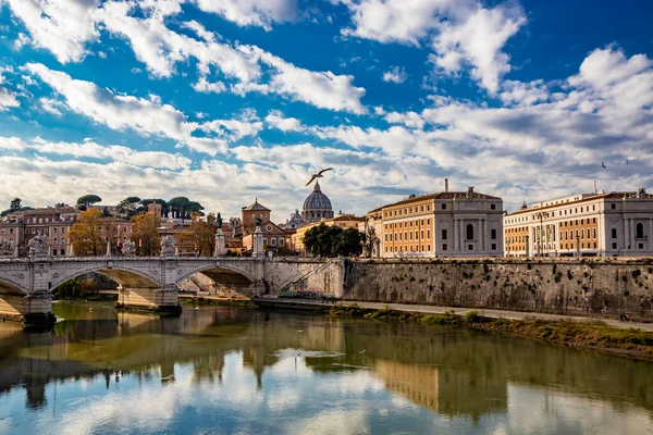 位于意大利罗马的维托里奥 埃马努埃莱二世桥的景观 — 图库照片