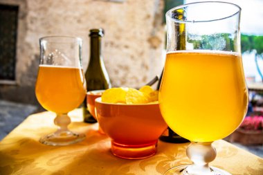 Ravello 'nun merkez meydanındaki bir barda bira ve cips karışımı bir şey. Salerno 'da, Amalfi kıyısında..