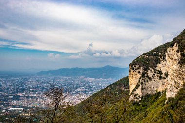 Arka planda Monti Lattari, Pompeii ve Vezüv Dağı 'ndan vadi manzarası var. Salerno 'da, Amalfi kıyısında..