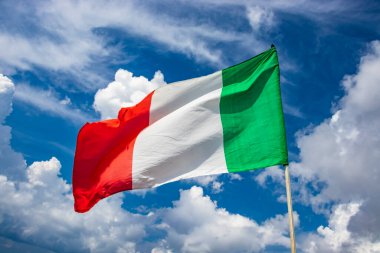 Mavi gökyüzünde sallanan İtalyan bayrağı