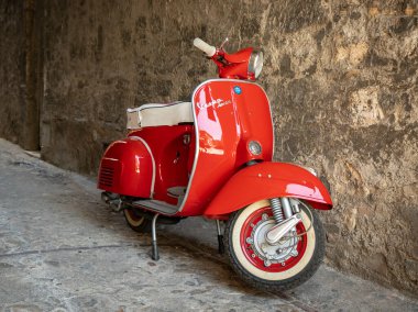 30 Haziran 2019 - Roma, Lazio, İtalya - İtalya 'da antik bir köyün ara sokaklarında park edilmiş kırmızı bir Piaggio Vespa Sprint. İtalyan tasarımının scooter sembolü.