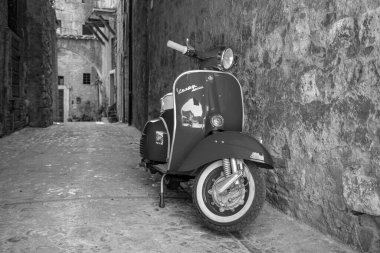 30 Haziran 2019 - Roma, Lazio, İtalya - Bir Piaggio Vespa Sprint, İtalya 'da antik bir köyün ara sokağında park halinde. İtalyan tasarımının scooter sembolü.