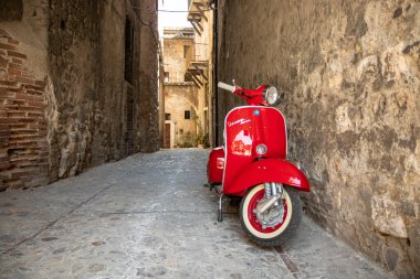 30 Haziran 2019 - Roma, Lazio, İtalya - İtalya 'da antik bir köyün ara sokaklarında park edilmiş kırmızı bir Piaggio Vespa Sprint. İtalyan tasarımının scooter sembolü.