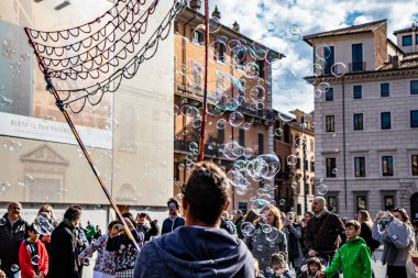 18 Kasım 2018 - Roma, İtalya - Birçok çocuk ve ebeveynin keyfi için güzel sabun köpükleri gösterisi. Piazza Navona 'daki antik Domitian Stadyumu. Mutlu insanlar diziye hayran..