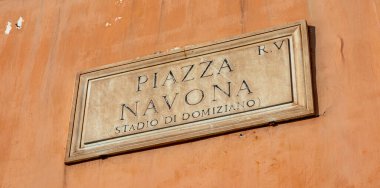 18 Kasım 2018 Roma, İtalya Piazza Navona, Roma, İtalya 'da sokak tabelası. Tipik mermer levha, sokağın ya da meydanın adını gösterir. Navona Meydanı, Domitian Stadyumu.