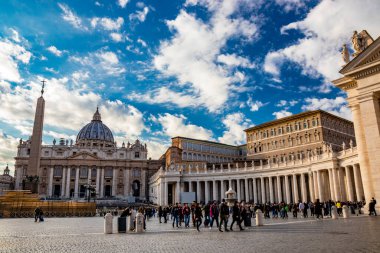 18 Kasım 2018 - Roma, İtalya - Vatikan 'ın başkenti Vatikan' daki muhteşem sütunları ve ünlü Katolik bazilikasıyla her gün anıtsal Aziz Peter Meydanı 'nı ziyaret eden birçok insan ve turist