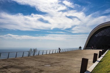 14 Ekim 2018 - Ravello, Campania, İtalya - insanlar Ravello konser salonunun denize ve manzarasına hayran. Modern mimari, tasarım ve konsept Oscar Niemeyer, Rio de Janeiro, Brezilya.