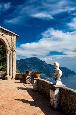 14 Ekim 2018 - Ravello, Campania, İtalya - Amalfi kıyısındaki Villa Cimbrone 'daki Sonsuzluk Terası' ndan hayranlık duyulacak muhteşem bir manzara. Mavi gökyüzü ve biraz mermer kırıkları.