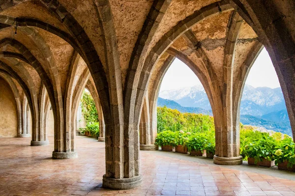 14 Ekim 2018 - Ravello, Campania, İtalya - Sütunları ve bahçesi olan Villa Cimbrone Mezarı. Amalfi kıyısında.