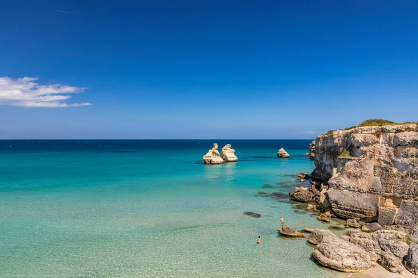 Bahía Torre Dell Orso Con Sus Altos Acantilados Salento Puglia — Foto de Stock