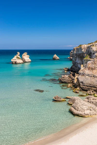 Bahía Torre Dell Orso Con Sus Altos Acantilados Salento Puglia — Foto de Stock