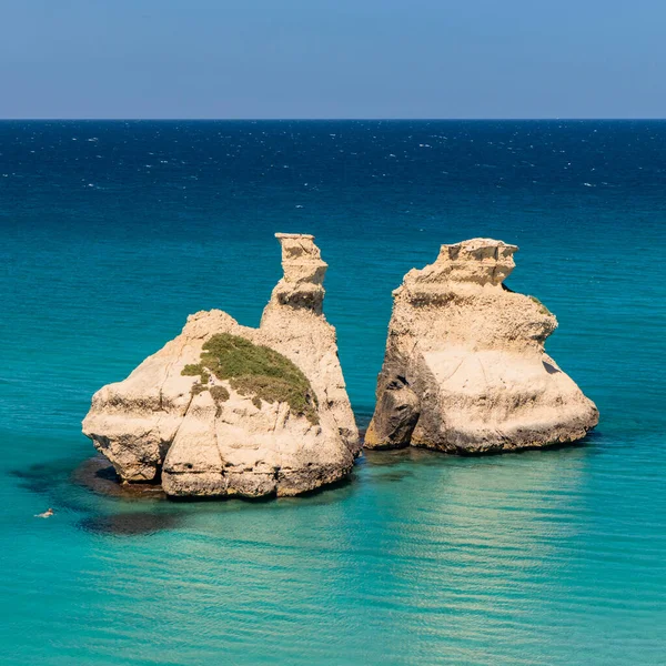 Bahía Torre Dell Orso Con Sus Altos Acantilados Salento Puglia — Foto de Stock