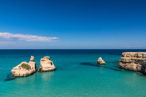 Bahía Torre Dell Orso Con Sus Altos Acantilados Salento Puglia — Foto de Stock