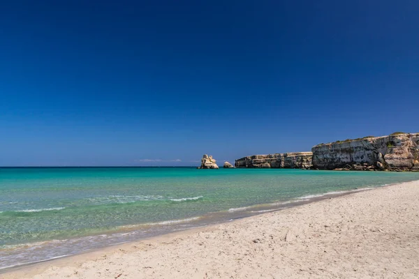 意大利普利亚萨莱托的托尔 德尔奥索海湾 其悬崖很高 碧绿的大海和蓝天 夏日阳光灿烂 美丽的白色沙滩 两姐妹 的货栈 — 图库照片