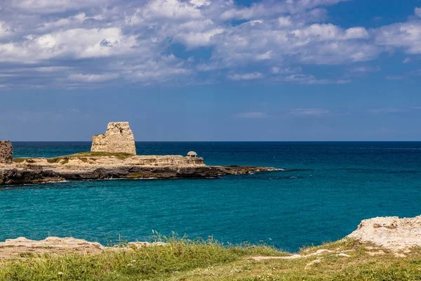 意大利萨莱托Puglia Roca Vecchia考古遗址和旅游胜地 碧绿的大海 清澈的蓝天 十六世纪的了望塔白云和强风 — 图库照片