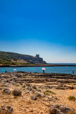 Porto Selvaggio 'nun harika körfezi. Nardo, İtalya, Puglia, Salento 'da. Torre dell 'Alto, güvertenin tepesindeki gözetleme kulesi. Tuğla ve taş yapımı. Yazın mavi gökyüzü.