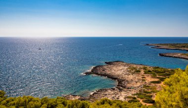 Porto Selvaggio 'nun harika körfezi. Nardo, İtalya, Puglia, Salento 'da. Torre dell 'Alto, güvertenin tepesindeki gözetleme kulesi. Tuğla ve taş yapımı. Yazın mavi gökyüzü.