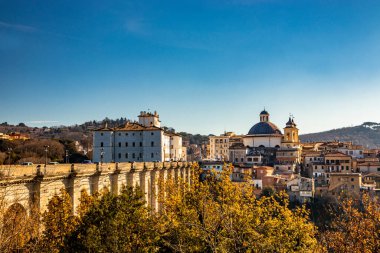 Ariccia manzarası, anıtsal köprüsü, barok Chigi sarayı ve Gian Lorenzo Bernini 'nin Santa Maria Assunta kilisesi. Castelli Romani, Lazio, İtalya.