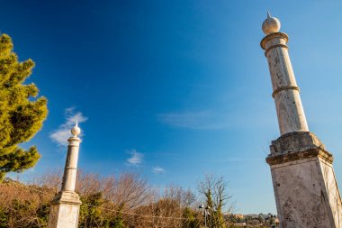 Ariccia köprüsünün girişinde iki sütun dikilitaş. Castelli Romani, Lazio, İtalya.