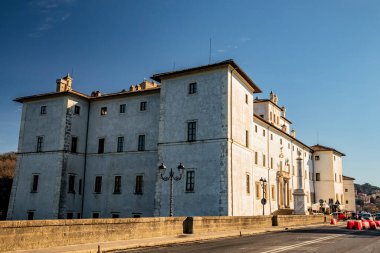 Gian Lorenzo Bernini ve Carlo Fontana 'nın tarihi Piazza di Corte' deki barok Chigi sarayı. Ariccia, Castelli Romani, Lazio, İtalya.