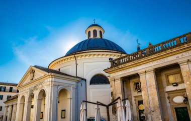 Santa Maria Assunta Kilisesi, Gian Lorenzo Bernini ve Chigi ailesinin anıtsal Piazza di Corte kilisesi. Kubbe ve haçlı çan kulesi. Ariccia, Castelli Romani, Lazio, İtalya.