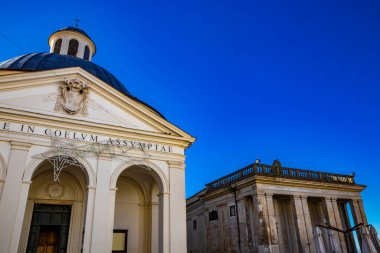 Santa Maria Assunta Kilisesi, Gian Lorenzo Bernini ve Chigi ailesinin anıtsal Piazza di Corte kilisesi. Kubbe ve haçlı çan kulesi. Ariccia, Castelli Romani, Lazio, İtalya.
