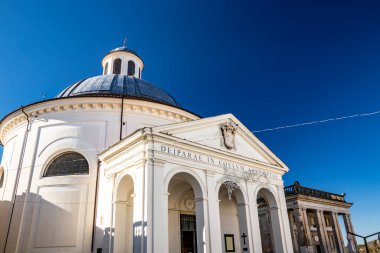 Santa Maria Assunta Kilisesi, Gian Lorenzo Bernini ve Chigi ailesinin anıtsal Piazza di Corte kilisesi. Kubbe ve haçlı çan kulesi. Ariccia, Castelli Romani, Lazio, İtalya.