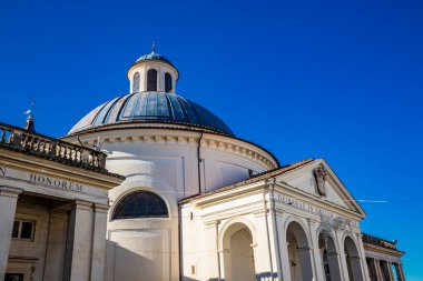 Santa Maria Assunta Kilisesi, Gian Lorenzo Bernini ve Chigi ailesinin anıtsal Piazza di Corte kilisesi. Kubbe, çan kulesi ve çeşme. Ariccia, Castelli Romani, Lazio, İtalya.