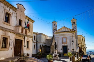 12 Ocak 2019 - Ariccia, Lazio, İtalya - belediye ve Gian Lorenzo Bernini Belediye Tiyatrosu, kutsal olmayan bir kilisede yer almaktadır. Tanrıça Flora 'nın heykeliyle çeşme. Saatli çan kulesi. Ariccia, Castelli Romani, Lazio, İtalya.