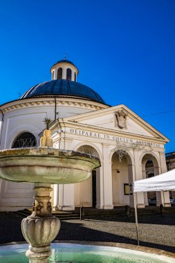 Santa Maria Assunta Kilisesi, Gian Lorenzo Bernini ve Chigi ailesinin anıtsal Piazza di Corte kilisesi. Kubbe, çan kulesi ve çeşme. Ariccia, Castelli Romani, Lazio, İtalya.