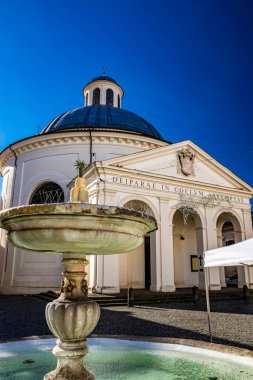 Santa Maria Assunta Kilisesi, Gian Lorenzo Bernini ve Chigi ailesinin anıtsal Piazza di Corte kilisesi. Kubbe, çan kulesi ve çeşme. Ariccia, Castelli Romani, Lazio, İtalya.