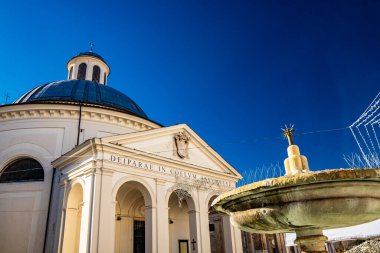 Santa Maria Assunta Kilisesi, Gian Lorenzo Bernini ve Chigi ailesinin anıtsal Piazza di Corte kilisesi. Kubbe, çan kulesi ve çeşme. Ariccia, Castelli Romani, Lazio, İtalya.