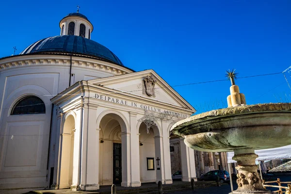 Santa Maria Assunta Kilisesi, Gian Lorenzo Bernini ve Chigi ailesinin anıtsal Piazza di Corte kilisesi. Kubbe, çan kulesi ve çeşme. Ariccia, Castelli Romani, Lazio, İtalya.