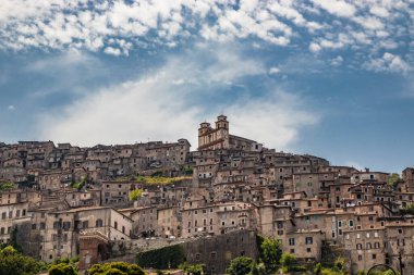 Sacco Nehri vadisinde, Lepini Dağları 'ndaki antik Artena köyü (Montefortino). Kireçtaşı sırtı boyunca yükselen, kentin evlerinin yoğun kümelenmesi