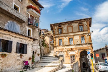 Eski Artena köyüne giden merdivenler ve kaldırımlı sokaklar. Tuğlalı ve taş duvarlı eski binalar. Tadilat altındaki evler. Kemerler, pencereler ve kapılar. Gayrimenkul. Roma, İtalya.