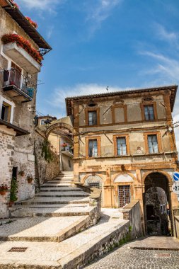 Eski Artena köyüne giden merdivenler ve kaldırımlı sokaklar. Tuğlalı ve taş duvarlı eski binalar. Kemerler, pencereler ve kapılar. Gayrimenkul. Roma, Lazio, İtalya.