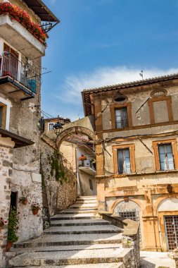 Eski Artena köyüne giden merdivenler ve kaldırımlı sokaklar. Tuğlalı ve taş duvarlı eski binalar. Kemerler, pencereler ve kapılar. Gayrimenkul. Roma, Lazio, İtalya.