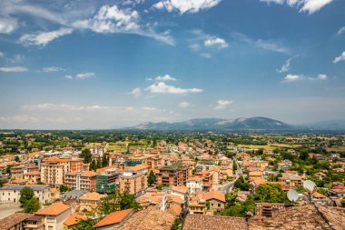 Eski Artena köyünden Sacco Nehri Vadisi manzarası. Lepini Dağları. Şehrin varoşlarında. Evler ve binalar. Gayrimenkul. Kırsal ve ekili tarlalar