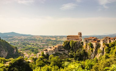 Eski Artena köyünden Sacco Nehri Vadisi manzarası. Kasaba dağa tünedi. Uçurumun tepesinde, Santa Croce Kilisesi. Ağaçlar ve yoğun bitki örtüsü. Gün batımında. 