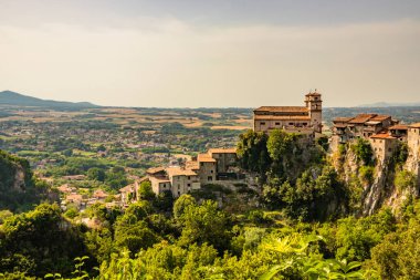 Eski Artena köyünden Sacco Nehri Vadisi manzarası. Kasaba dağa tünedi. Uçurumun tepesinde, Santa Croce Kilisesi. Ağaçlar ve yoğun bitki örtüsü. Gün batımında. 