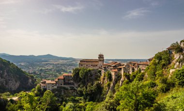 Eski Artena köyünden Sacco Nehri Vadisi manzarası. Kasaba dağa tünedi. Uçurumun tepesinde, Santa Croce Kilisesi. Ağaçlar ve yoğun bitki örtüsü. Gün batımında. 
