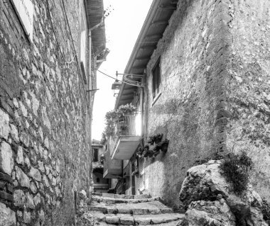 Antik Artena köyünün karakteristik evleri, merdivenleri, dar kaldırım taşları ve taş sokakları var. Balkonlar ve çiçeklerle süslenmiş kapılar. Eski tuğla evler. Lazio, İtalya