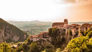 Eski Artena köyünden Sacco Nehri Vadisi manzarası. Kasaba dağa tünedi. Uçurumun tepesinde, Santa Croce Kilisesi. Ağaçlar ve yoğun bitki örtüsü. Gün batımında. 