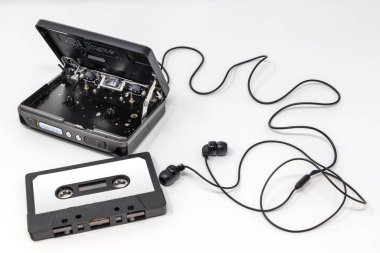 Klasik ses oynatıcı. Eski moda kaset çalar, tarikat objesi, 80 'ler ve 90' ların simgesi. Beyaz arkaplanda boş ses bandı ve kulaklık izole edildi.