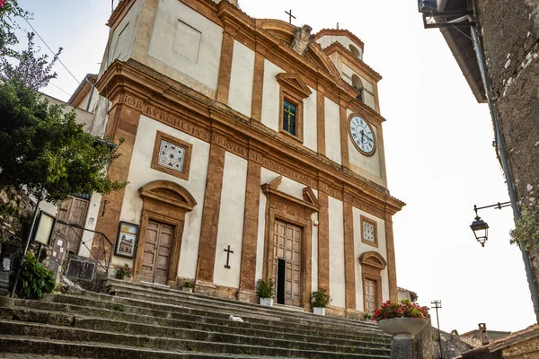 阿尔特纳古村 蒙特福尔蒂诺 的圣克罗斯教堂 有楼梯和狭窄的鹅卵石小巷 钟楼和钟楼罗马 拉齐奥 意大利 — 图库照片