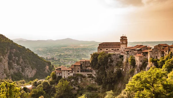 Eski Artena köyünden Sacco Nehri Vadisi manzarası. Kasaba dağa tünedi. Uçurumun tepesinde, Santa Croce Kilisesi. Ağaçlar ve yoğun bitki örtüsü. Gün batımında. 