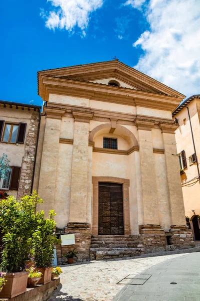 Junho 2019 Spello Perugia Úmbria Itália Uma Igreja Com Tímpano — Fotografia de Stock