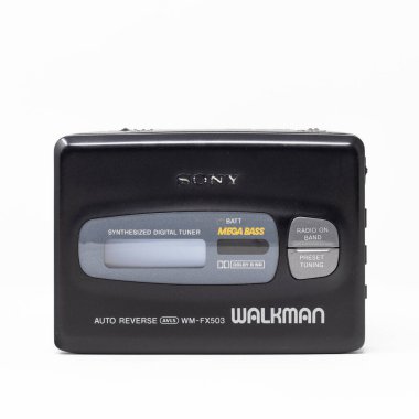 5 Mart 2019 - Roma, Lazio, İtalya - orijinal sony walkman, klasik taşınabilir kaset çalar, 80 'ler ve 90' ların ikonu ve sembolü. Beyaz arkaplanda izole.