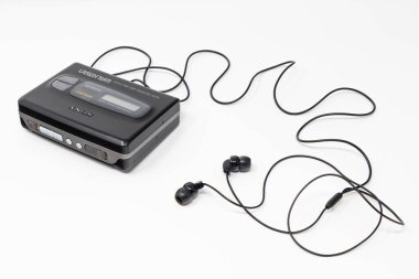 5 Mart 2019 - Roma, Lazio, İtalya - orijinal sony walkman, klasik taşınabilir kaset çalar, 80 'ler ve 90' ların ikonu ve sembolü. Beyaz arkaplanda izole kulaklıklar.